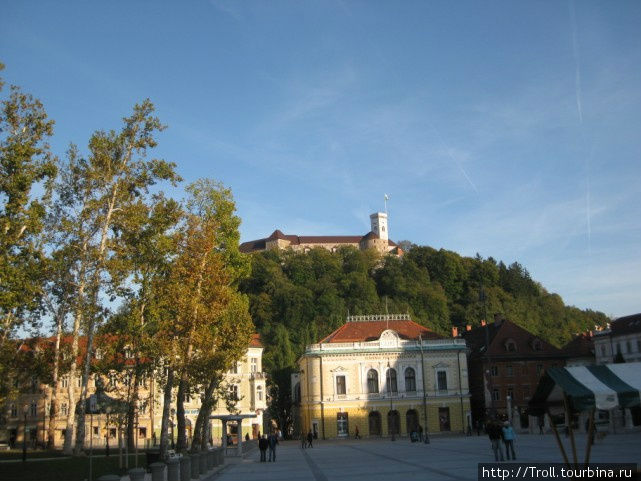 Будто и не в центре города находишься, а в усадьбе посреди леса с замком на заднем плане Любляна, Словения