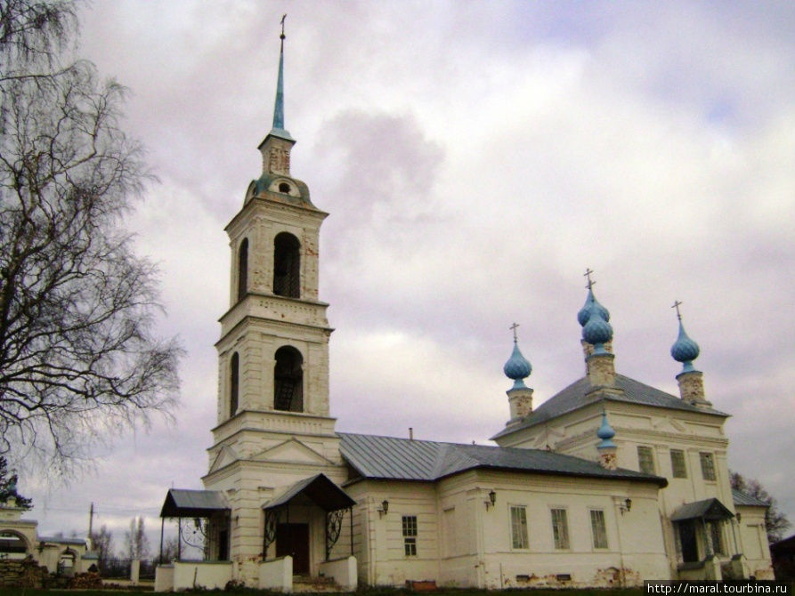 Вид на Успенскую церковь с внутреннего двора Домнино, Россия