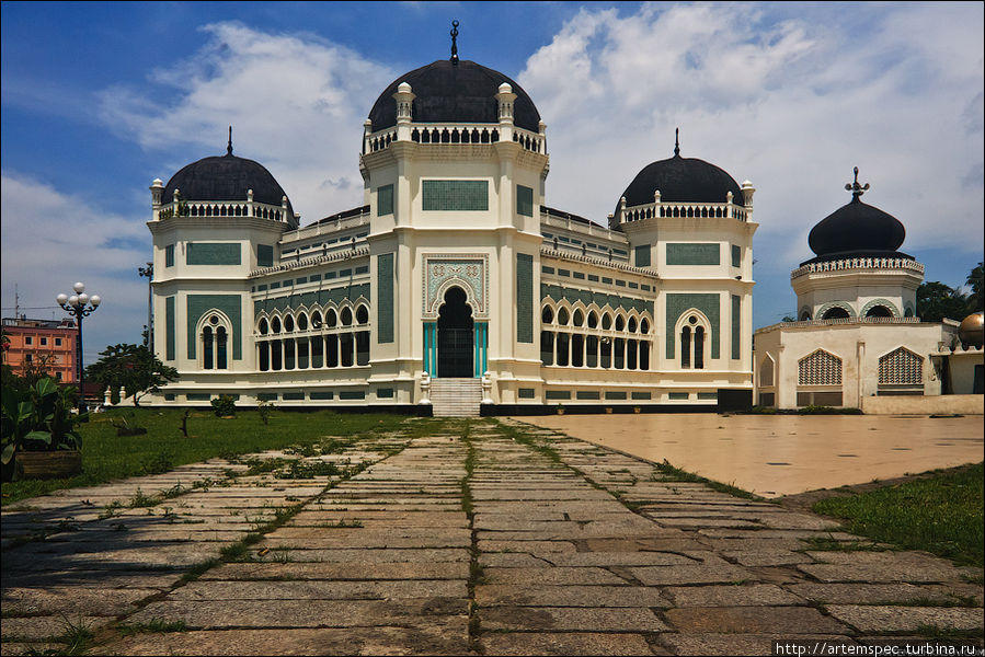 Некоторые самые важные для Медана здания колониальной эры находятся в отличном состоянии — это дворец султана и центральная мечеть. Сегодня дворец и расположенная в паре кварталов мечеть являются главными архитектурными и историческими памятниками Медана. Однако эти здания были построены не так давно — дворец в 1888 году, а мечеть в 1907.
Обе постройки являются ярчайшими представителями голландской колониальной архитектуры. Медан, Индонезия