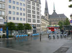 В Люксембурге очень популярны вот такие станции проката велосипедов. Можно сесть на велосипед на одной станции и, доехав до нужного места, оставить его на другой