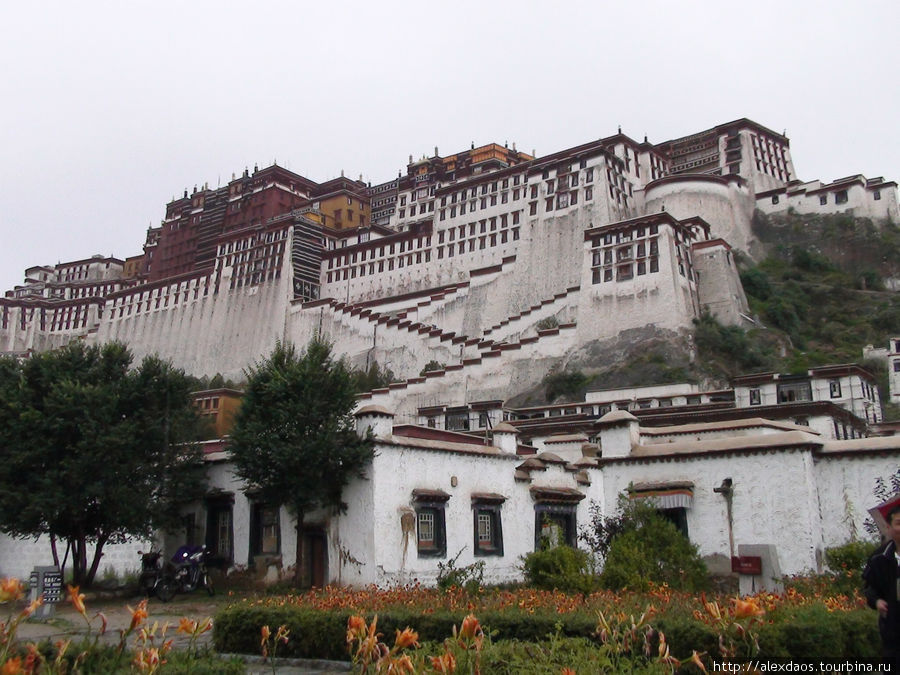 Дворец Потала построен на высоте 3700 метров на Красном холме посреди лхасской долины. Тибет, Китай