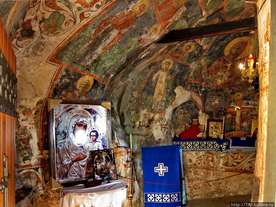 При входе в келью с мощами Василия осторожского монастырь Острог, Черногория