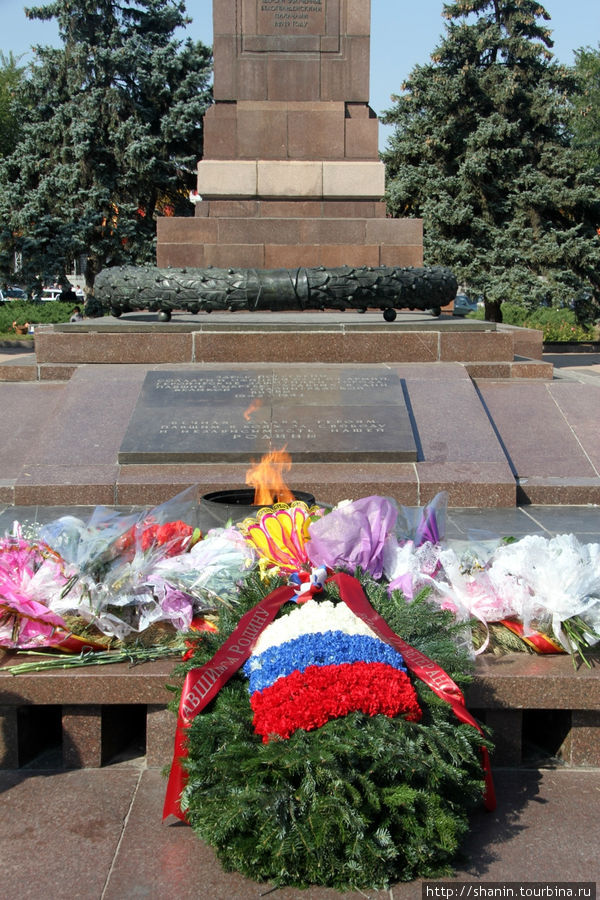 Вечный огонь перед памятникам жертвам Гражданской войны в Вогограде Волгоград, Россия