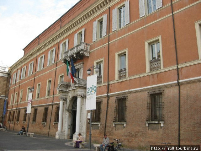 Главная площадь — сердце города Равенна, Италия
