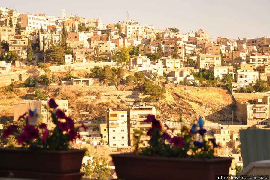 Кто-то может позволить себе любоваться закатным золотом с террасы дома... Амман, Иордания