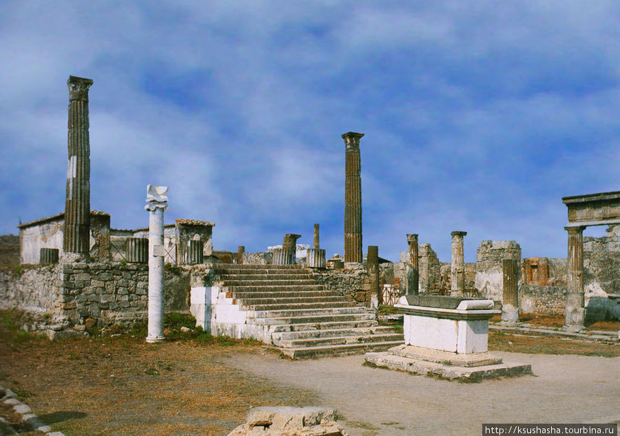 остатки храма и алтарь Помпеи, Италия