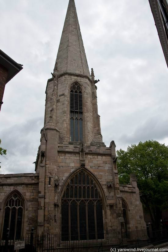 Острый шпиль указывает еще на какую-то церковь (св. Троицы?), но точно ее идентифицировать я уже не смог. Йорк, Великобритания