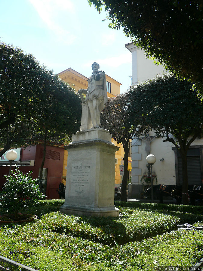 Памятник Тассо Сорренто, Италия