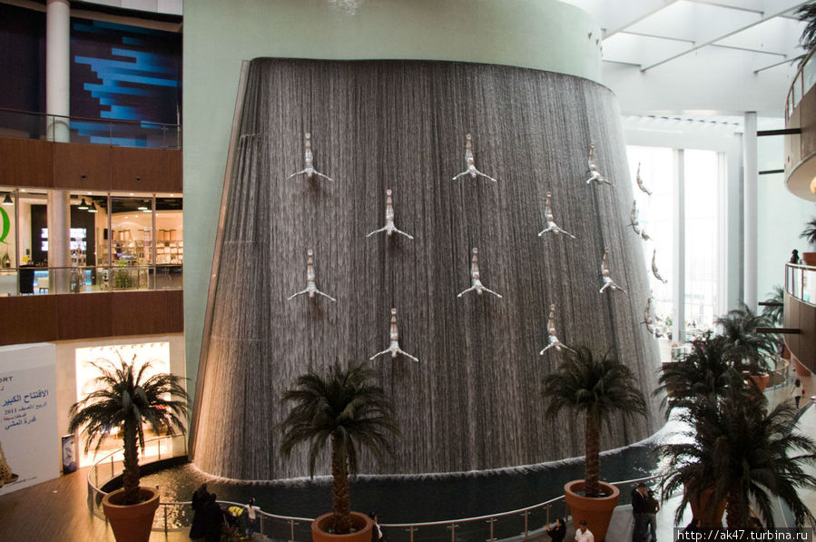 четырехэтажный водопад в Dubai Mall Дубай, ОАЭ