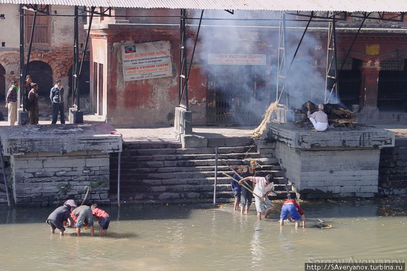 Кремация на реке Багамати Катманду, Непал