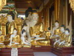 Янгон. Пагода Шведагон. Скульптуры будд — подарок верующих.