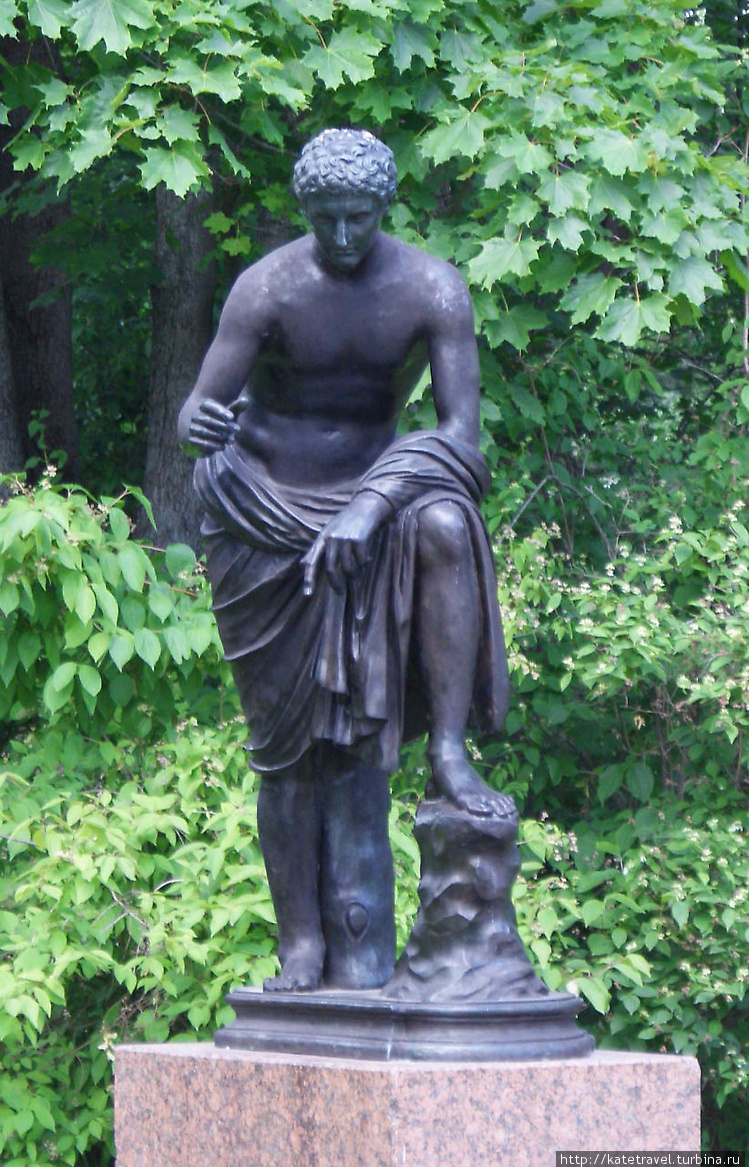 Фигура пушкина. Гранитная терраса в Екатерининском парке скульптуры. Статуи террасе. Статуи на веранде.