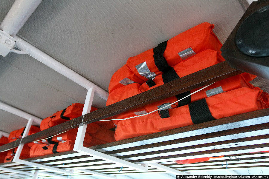 На верхней полке — спасательные жилеты, ровно по количеству пассажиров. Правда, как ими пользоваться нам не рассказали. Национальный парк Плитвицкие озёра, Хорватия