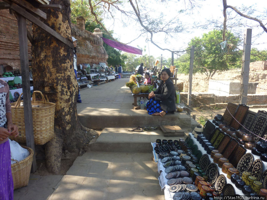 Баган. Торговые ряды у храма Швегуджи. Баган, Мьянма