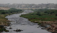 Река уносит помои Карачи.