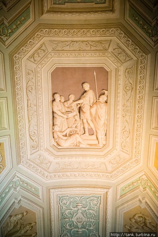 Поражает мастерство художников расписывавших потолки, их способность с помощью краски передать глубину изображений, словно это не рисунок, а скульптурный барельеф. Ватикан (столица), Ватикан
