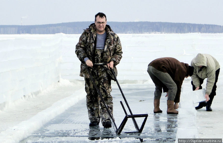 Толщина льда на озере — сантиметров 60. Поэтому чистильщики так смело по нему ходят Екатеринбург, Россия