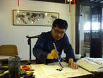 Китайский мастер каллиграфии за работой