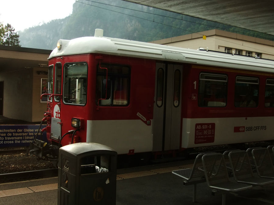 Некоторые поезда в Швейцарии похожи на наши вагоны метро. Интерлакен, Швейцария