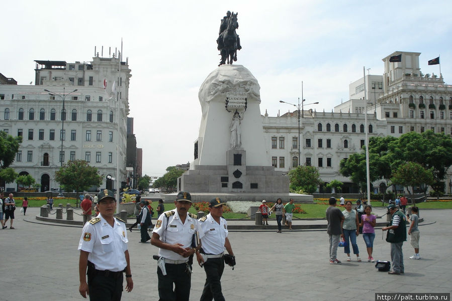 На белой площади Сан-Мартин даже полиция в белом Лима, Перу