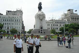 На белой площади Сан-Мартин даже полиция в белом