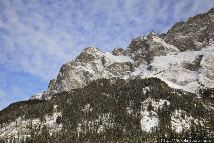 Гора Цугшпитце и её окрестности Земля Бавария, Германия