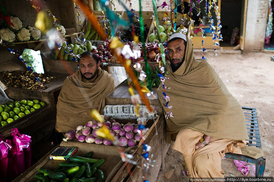 В честь праздника многие лавки украшены гирляндами и мишурой. Пешавар, Пакистан