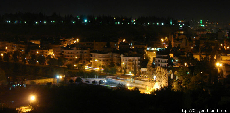 Даже ночью в городе Хама видны нории Хама, Сирия