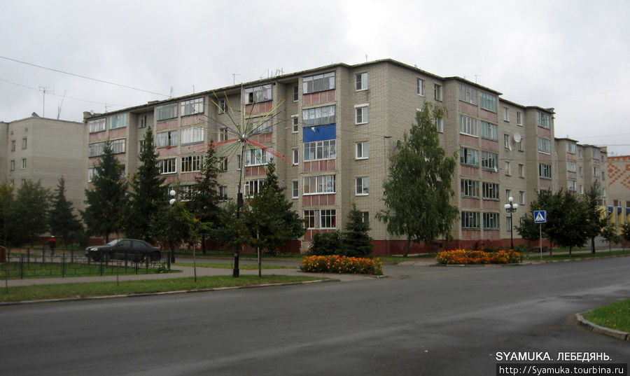 Вдоль улицы стоят похожие друг на друга пятиэтажные жилые дома. Лебедянь, Россия