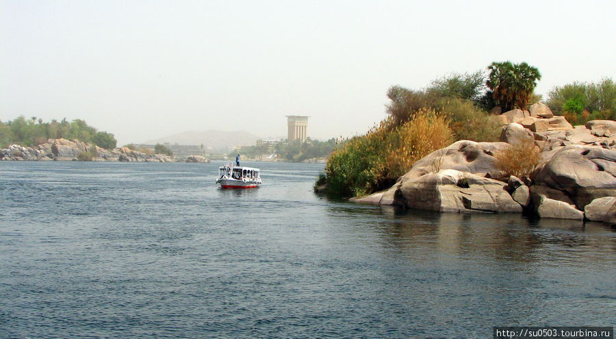 На мотоботе по Нилу возле Асуана Египет
