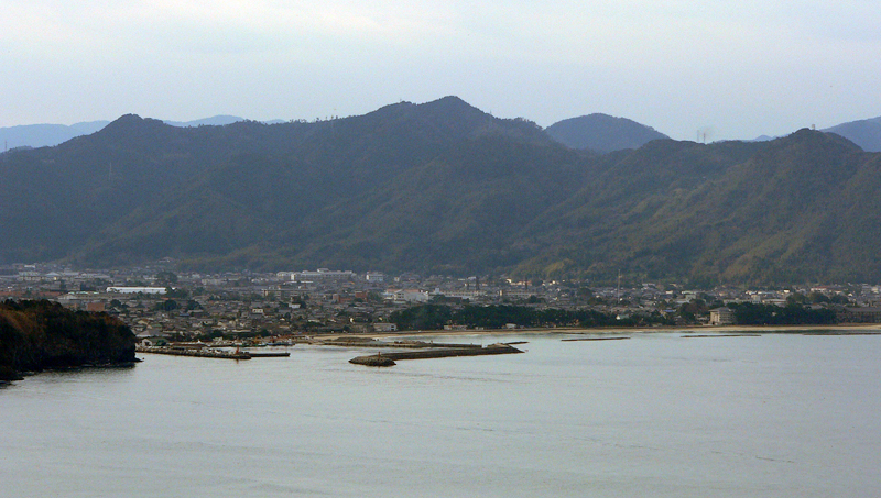 Вид на Хаги с вершины Касаямы (миниатюрный потухший вулкан) Хаги, Япония