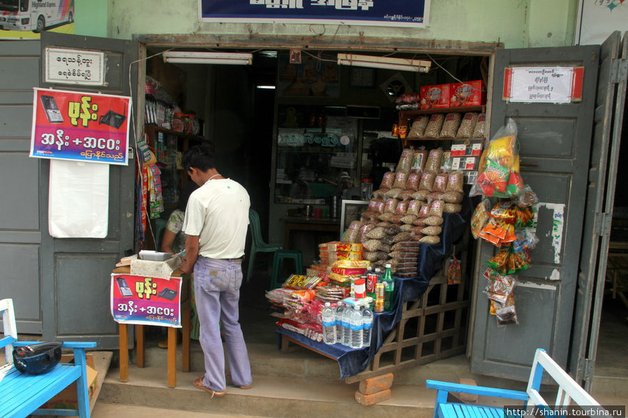 Магазинчик на автостанции Монива, Мьянма