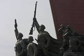 9. Справа от вождя солдаты и прочик анти-японские борцы празднуют свою победу на фоне корейского флага, высоко держа Капитал Карла Маркса.