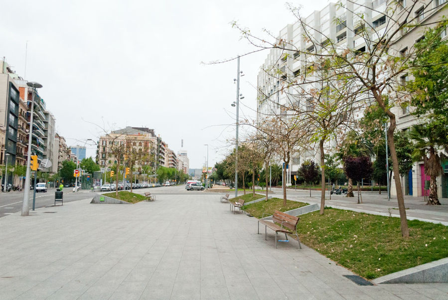 Барселона — очень просторный город. Широкие улицы большей частью, а иногда и полостью, отданы пешеходам, засажены деревьями, цветами и лавочками. Барселона, Испания