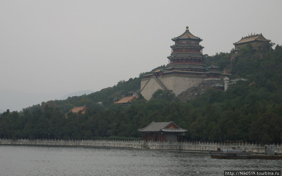 Гора долговечности с башней Благоухания Будды. Пекин, Китай