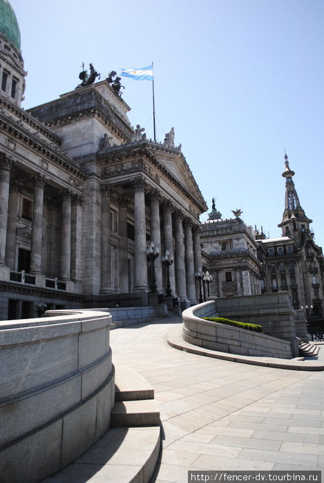 Своей архитектурой Конгресс напомнил здание австрийского парламента в Вене Буэнос-Айрес, Аргентина