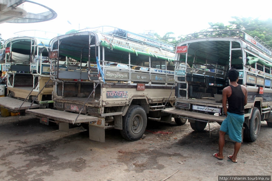 Это пассажирские пикапы — они рабатают на бирманских дорогах наряду с автобусами, как наши маршрутки Мандалай, Мьянма