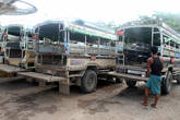 Это пассажирские пикапы — они рабатают на бирманских дорогах наряду с автобусами, как наши маршрутки