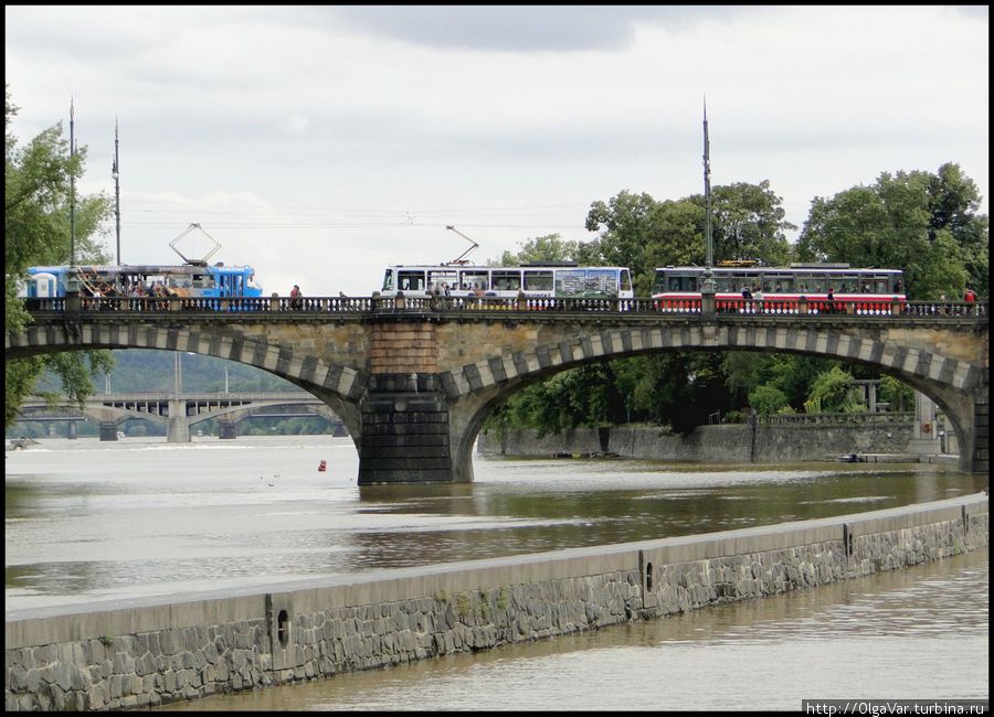 Утверждают, что образцом для моста Легии послужил парижский мост Пон д’Альма Прага, Чехия