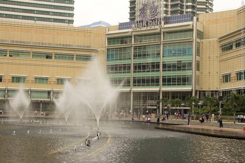 Фонтаны и прудик у торгового молла — один из немногих источников прохлады. Куала-Лумпур, Малайзия