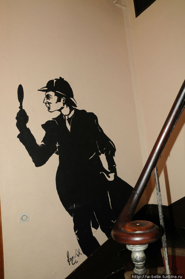Шерлок Холмс вас встречает на лестнице, ведущей в необычные номера. Этрета, Франция