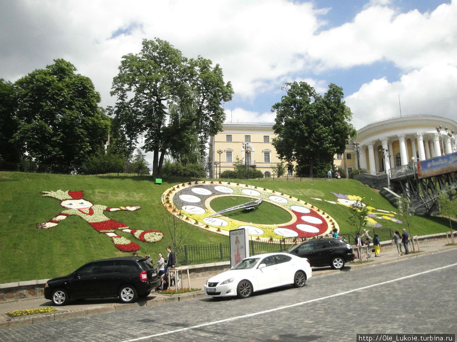 Цветочные часы на Площади Свободы в центре Киева — часы идут) Киев, Украина