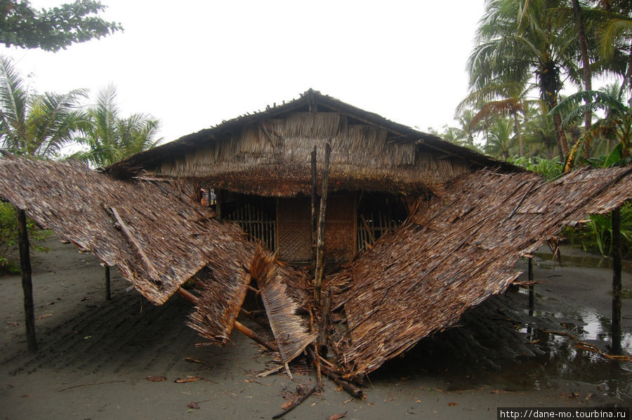 Крыша перед главным входом в церковь прогнила и обвалилась из-за обильных дождей Провинция Галф, Папуа-Новая Гвинея