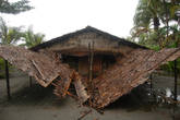 Крыша перед главным входом в церковь прогнила и обвалилась из-за обильных дождей