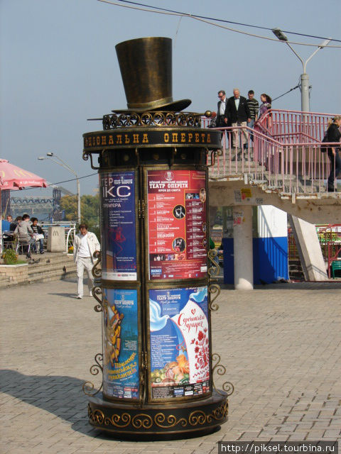Афишная тумба (Тумба Морриса или колонна Литфаса) Киев, Украина