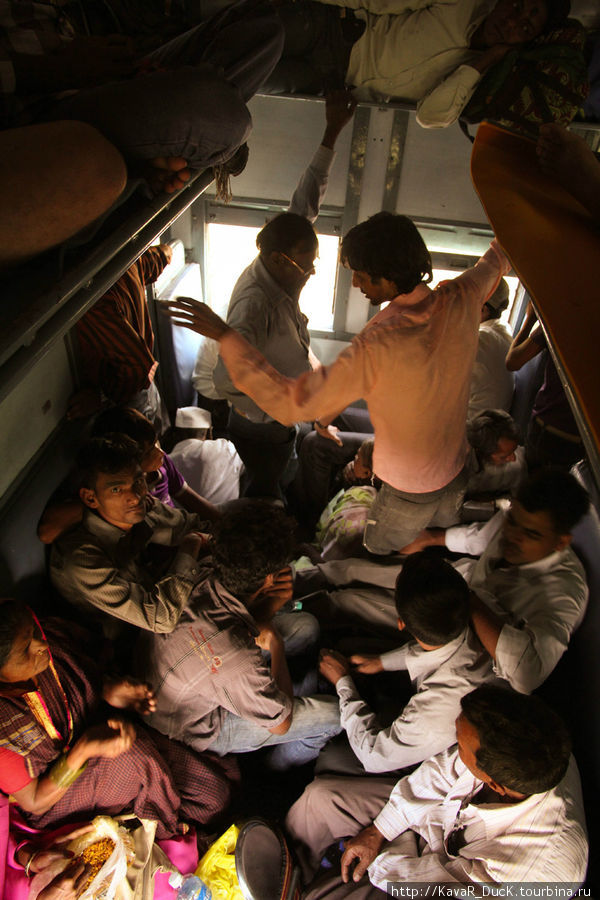 В тесноте да не в обиде))) Поезд из Гоа в Дели Вагатор, Индия