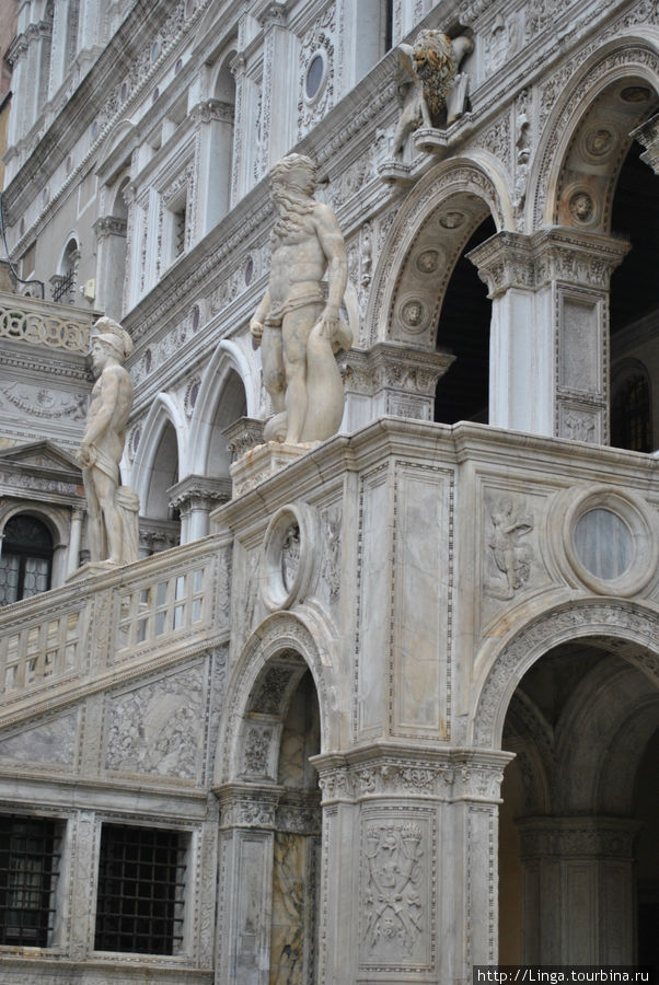 Лестница гигантов названа в честь фигур Нептуна и Марса скульптора Сансовино. Венеция, Италия