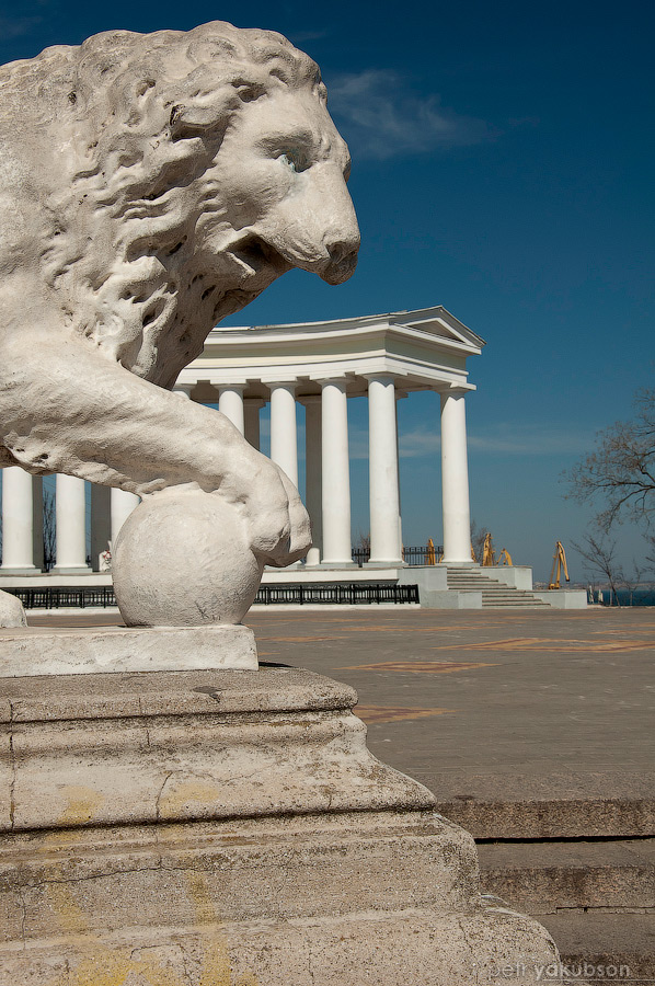 Львы около фасада Вороцовского дворца. На заднем плане одесский бельведер. Одесса, Украина