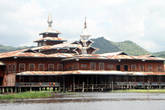 Типичный бирманский монастырь с ржавой железной крышей