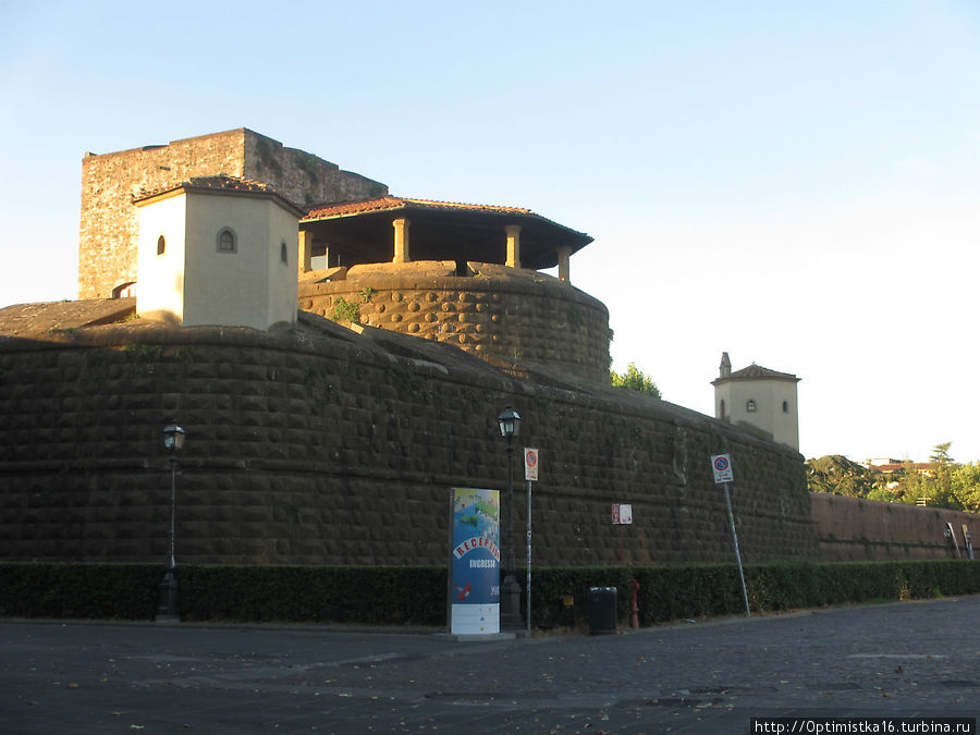 Вдоль стен крепости Фортецца да Бассо (Fortezza da Basso) Флоренция, Италия